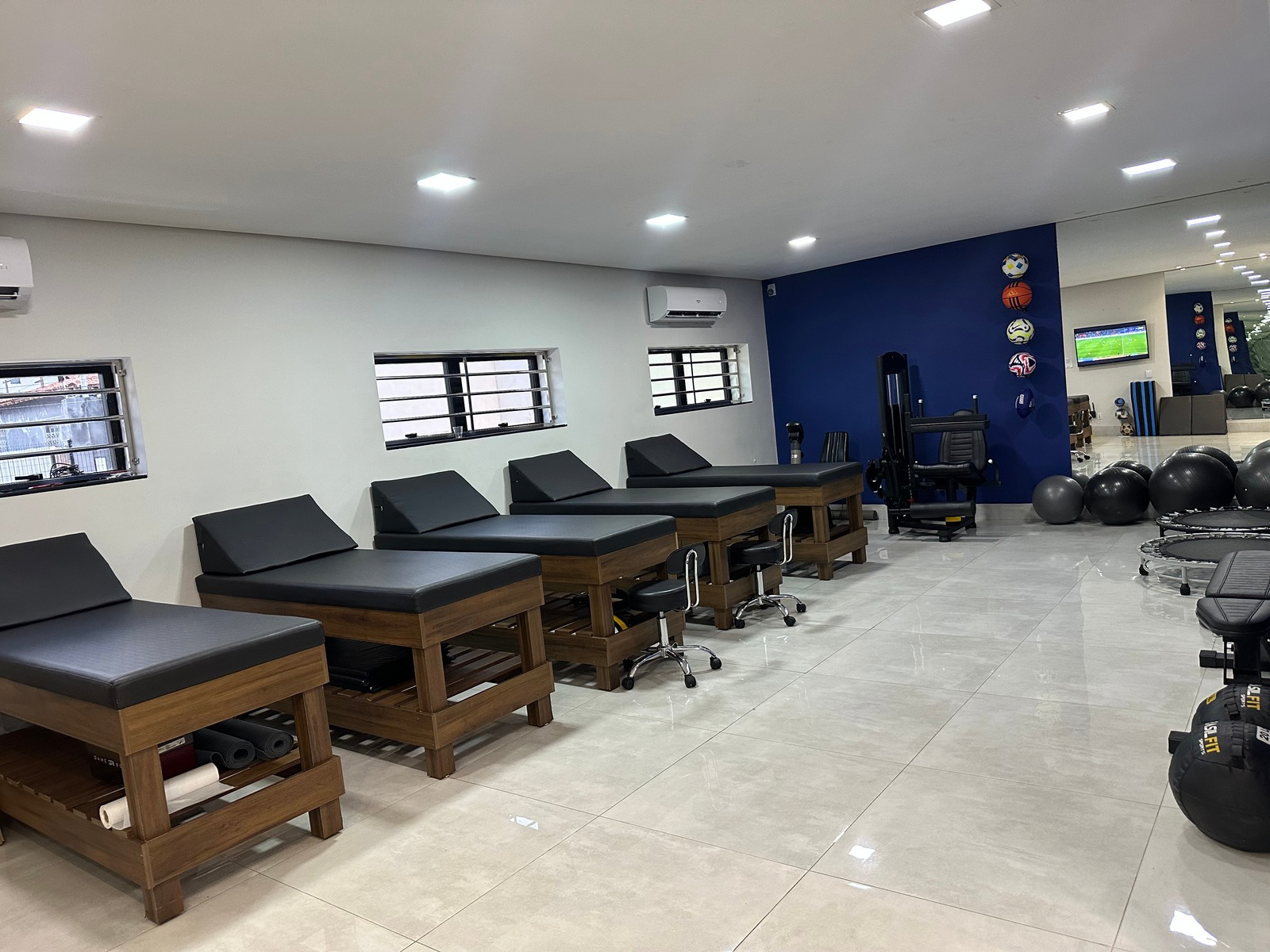 Visão geral da sala de fisioterapia da clínica Wagner Leal, com macas e equipamentos de reabilitação